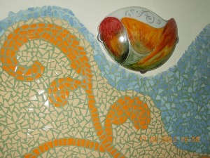 mozaic ceramic in casa din chirpici